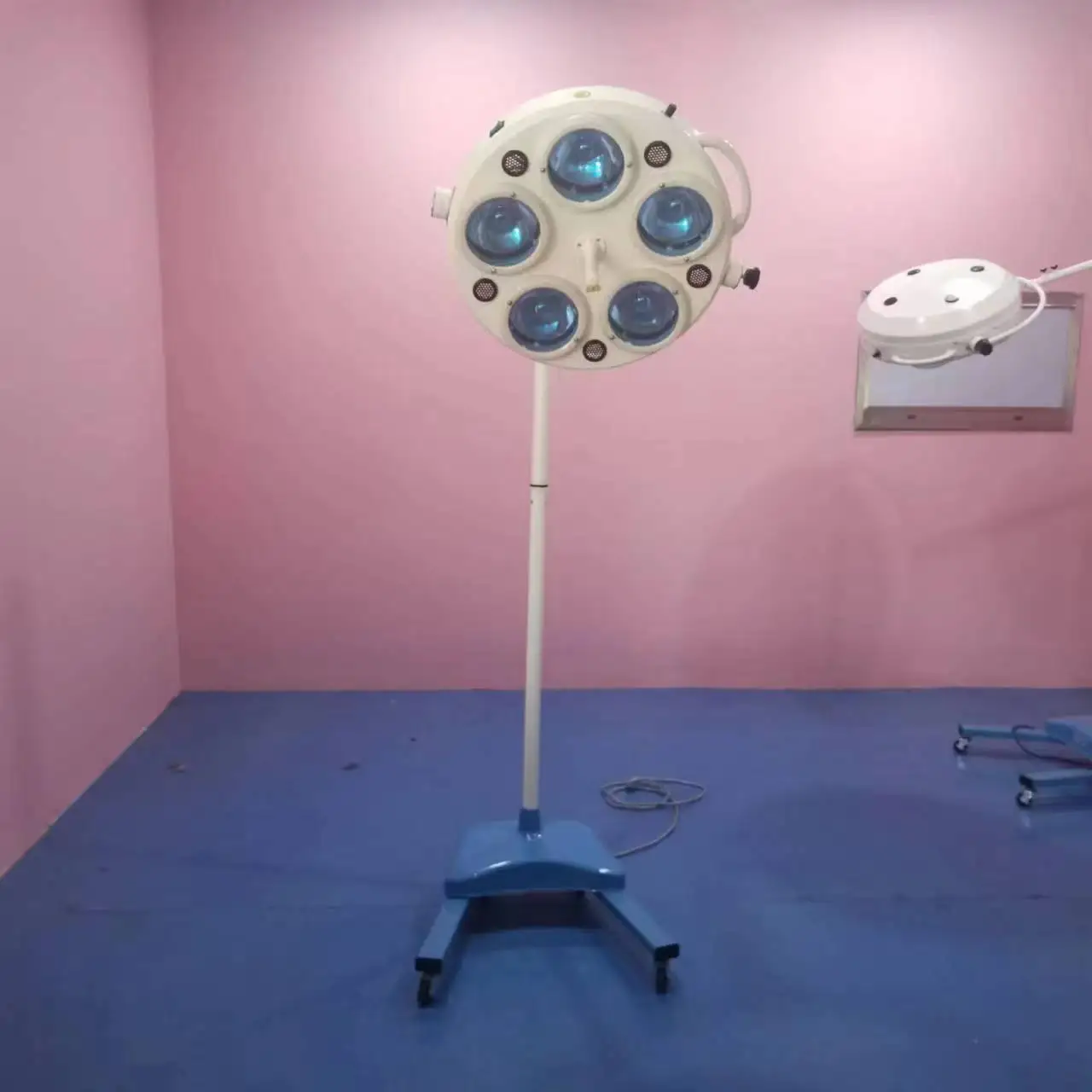 Dual Installation Halogen Surgical Light 5 Bulbs Cold Light Lamp With Ceiling Mount Option And Mobile Rolling Stand For Clinic