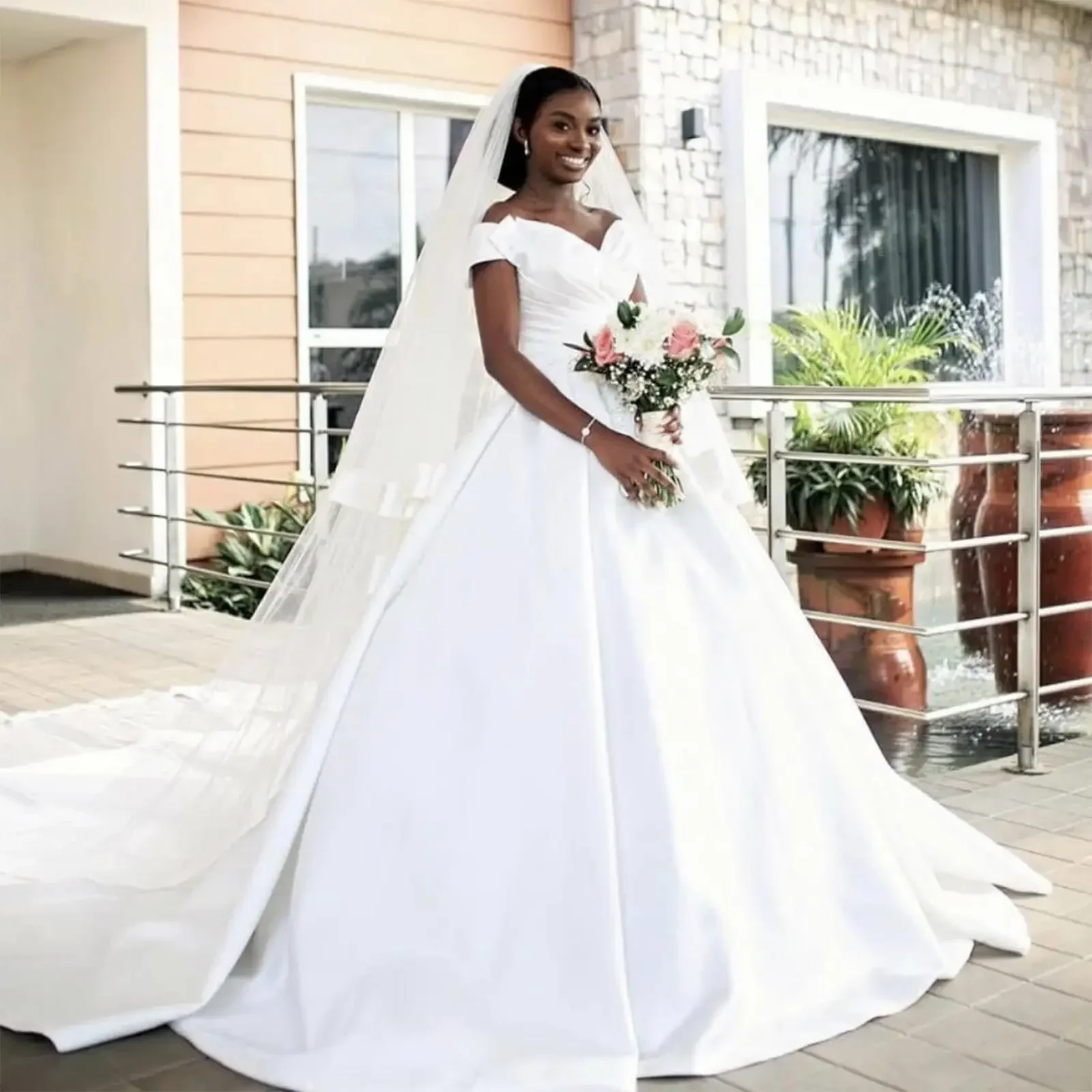 Personalizado barato Simple africano de talla grande una línea de satén nigeriano plisado corte tren Iglesia jardín vestido de novia vestidos de novia