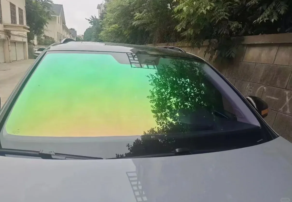 

Солнцезащитная пленка для автомобильных стекол VLT 70% Green Chameleon с высоким уровнем теплоотражения / Пленка для заднего стекла автомобиля