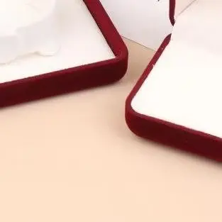 

Роскошная флокированная шкатулка для драгоценностей с золотой пряжкой, дисплей для хранения кулона, кольца, ожерелья, серег, браслета - элегантный упаковочный футляр