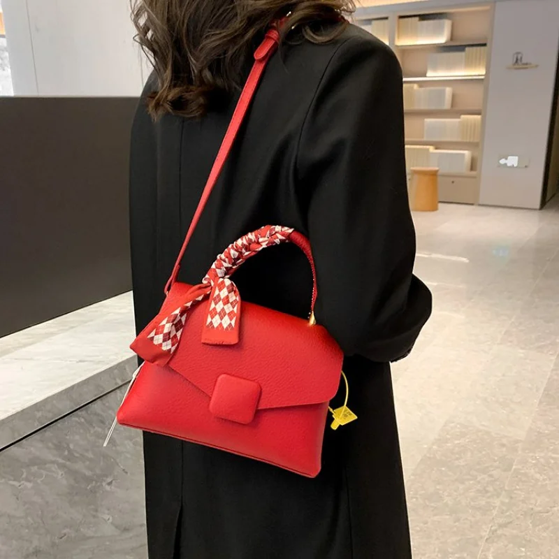 

Trendy Letter Logo Crossbody Handbag for Women Minimalist Design Solid Color Fashionable Bag for Daily Use