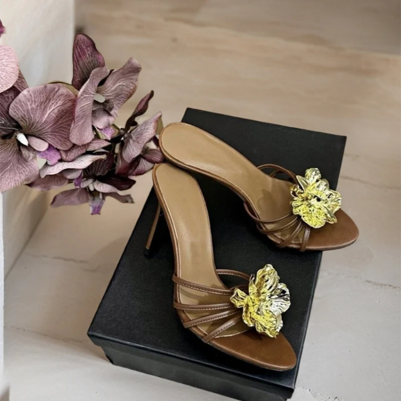 

Новые женские тапочки на высоком каблуке-шпильке, модельные туфли, женские сандалии с металлическим цветком, женские сандалии, женские сандалии de las mujeres