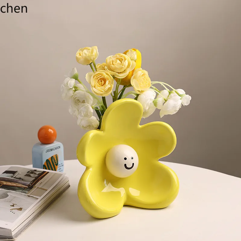 HT Cute Smiling Face Ceramic Vase Ornament, High-end Living Room Flower  , Entryway Home Decoration, Niche Desktop Ornament