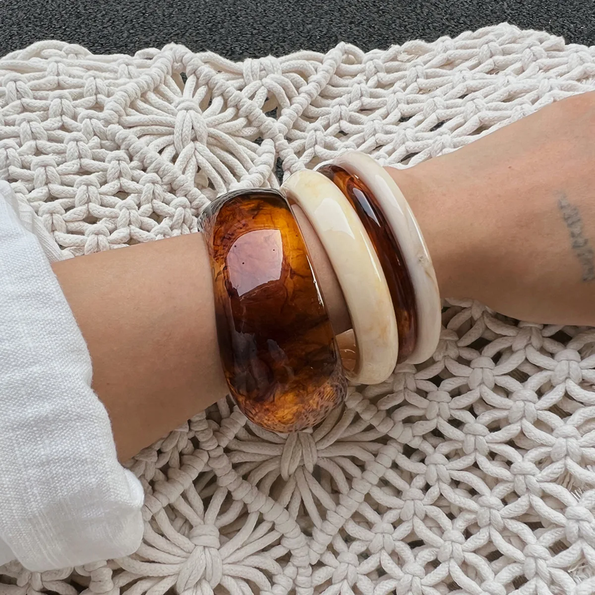 IngeSight.Z 4 Stile Boho-Armreifen aus dickem Kunstharz und Acryl für Damen, modisch, elegant, geometrisch, unregelmäßig, ästhetischer Schmuck