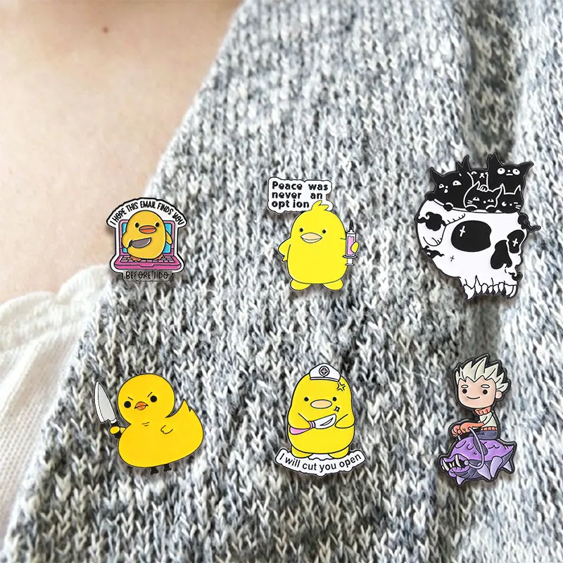 Divertidos broches de patitos agresivos con cuchillos y jeringas, con lemas atrevidos, para accesorios de ropa