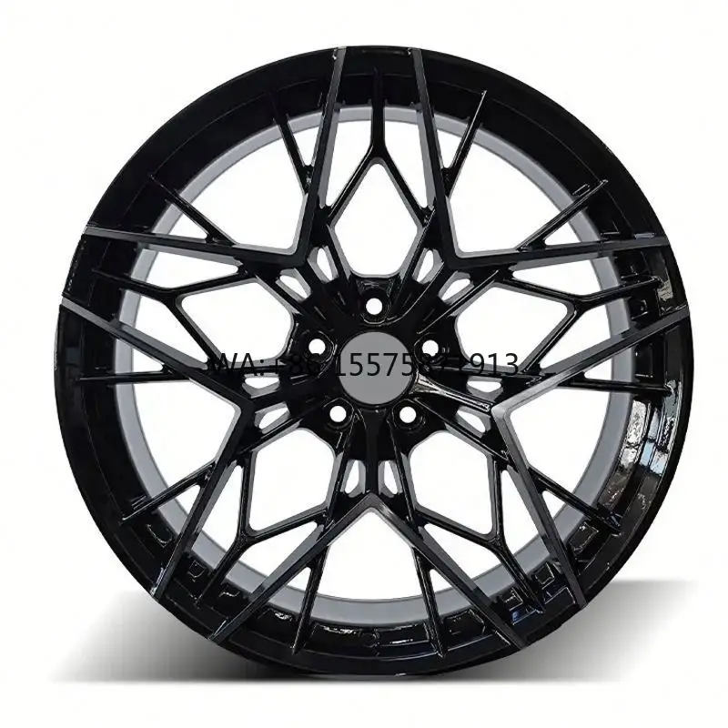 

Кованые 21-дюймовые диски из алюминиевого сплава с матовым серебристым покрытием и полыми спицами, точно балансированные для повседневного вождения