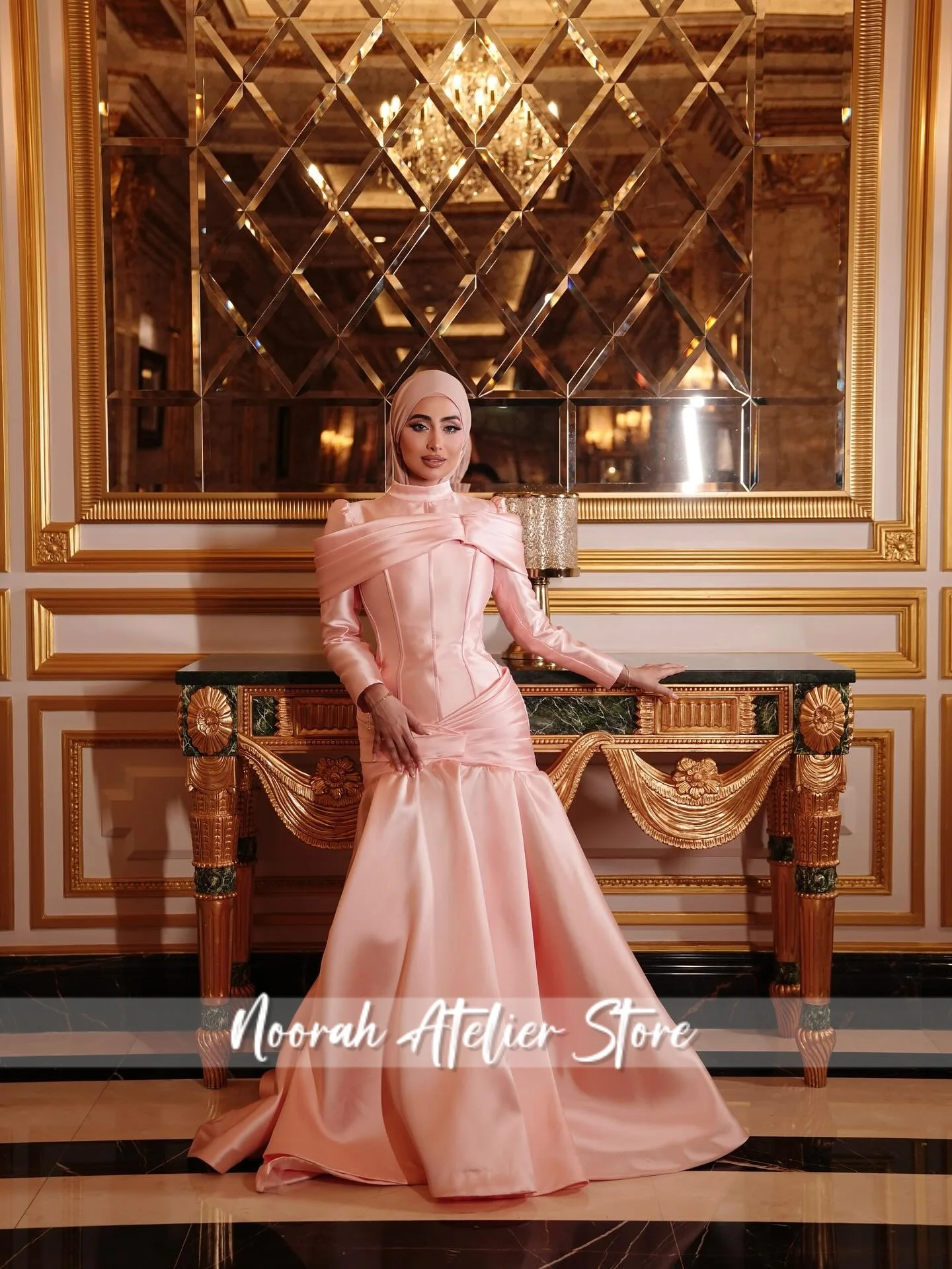 2025年ドバイ クレープ セレブリティドレス プロムガウン ベスティドス カスタマイズ 新しいスイートピンク ホルターフラワー ラグジュアリー レディースイブニングドレス