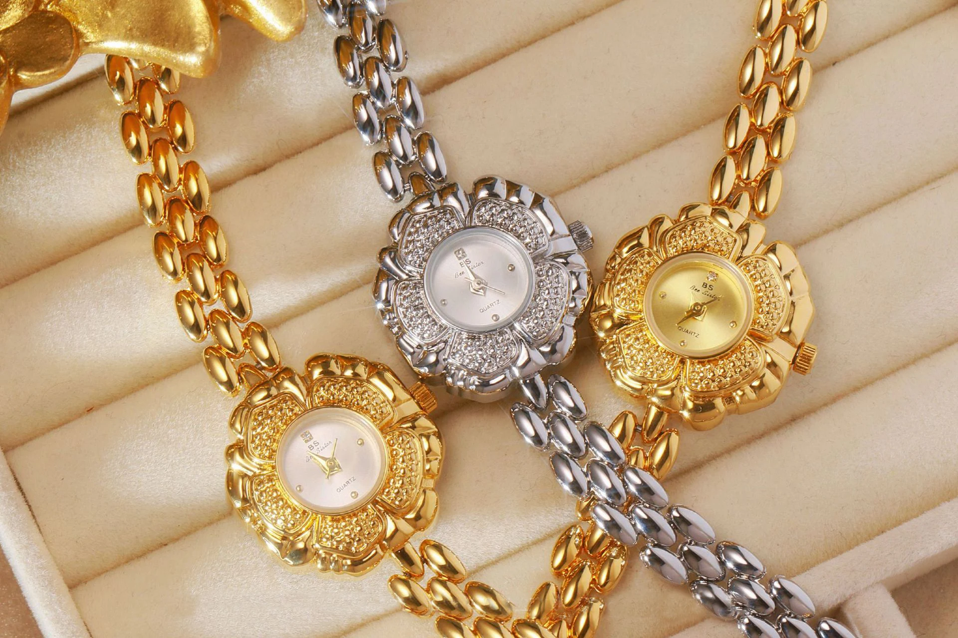 ZH43 Модные женские часы Список Маленькие золотые часы Древняя камелия Водонепроницаемые кварцевые часы Легкие роскошные брендовые модные часы в подарок