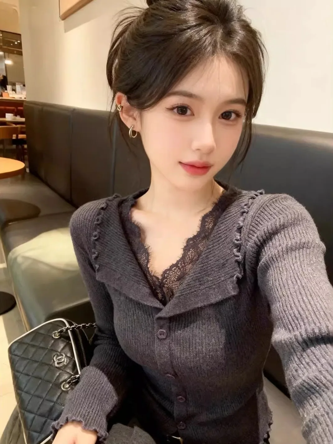 

Женский облегающий вязаный свитер с V-образным вырезом и кружевной отделкой, новинка 2025 года, зимний базовый топ с длинными рукавами во французском стиле