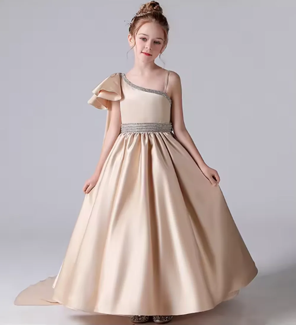 Maßgeschneidertes One-Shoulder-Ballkleid-Blumenmädchenkleid aus Champagner-Satin mit exquisiten gerafften Details und fließendem Rock