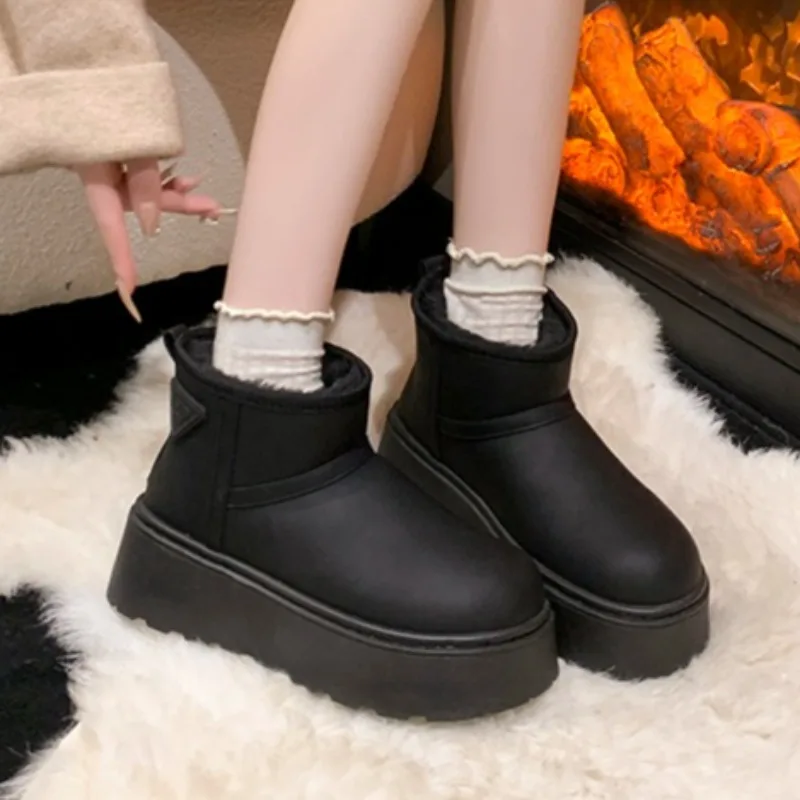 2025 شتاء موضة جديدة بلون بولي PU مقاوم للماء المرأة حذاء من الجلد المنزل اليومي أفخم سماكة حذاء الثلج عالي الرقبة دافئ بوتاس موهير