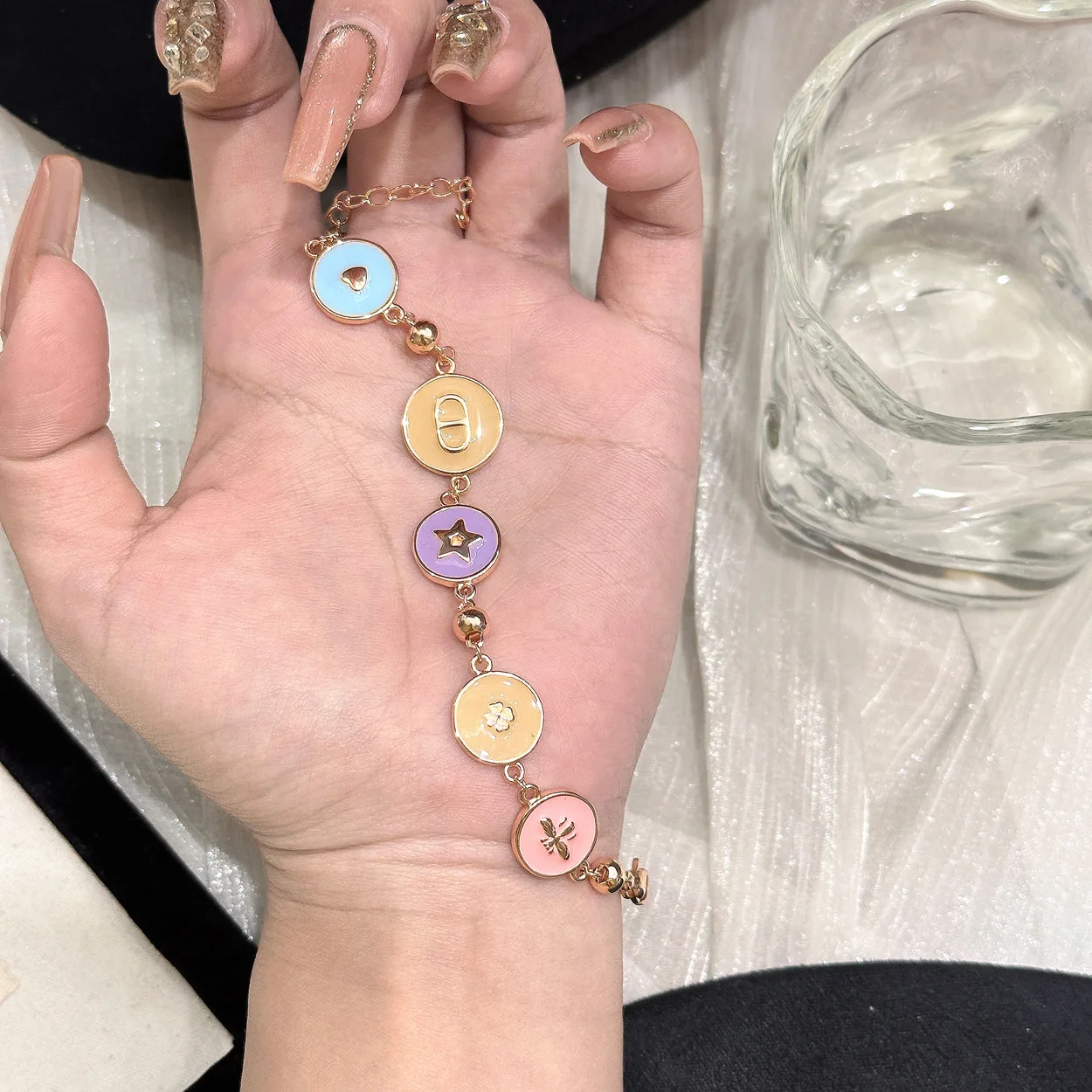 

Wholesale CD D-LUCK Bee Bracelet for Women, Hot Sale Colorful Resin Pink Circle Charm Bracelet, Fashion Jewelry 2025