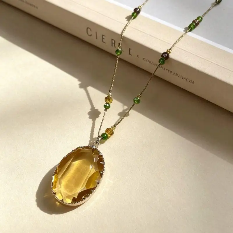 Ovaler Kristall-Langkettenanhänger für Damen, trendiger Schmuck in Grün-Champagner-Farbe für Party- und Freizeitoutfits. – Detail 6
