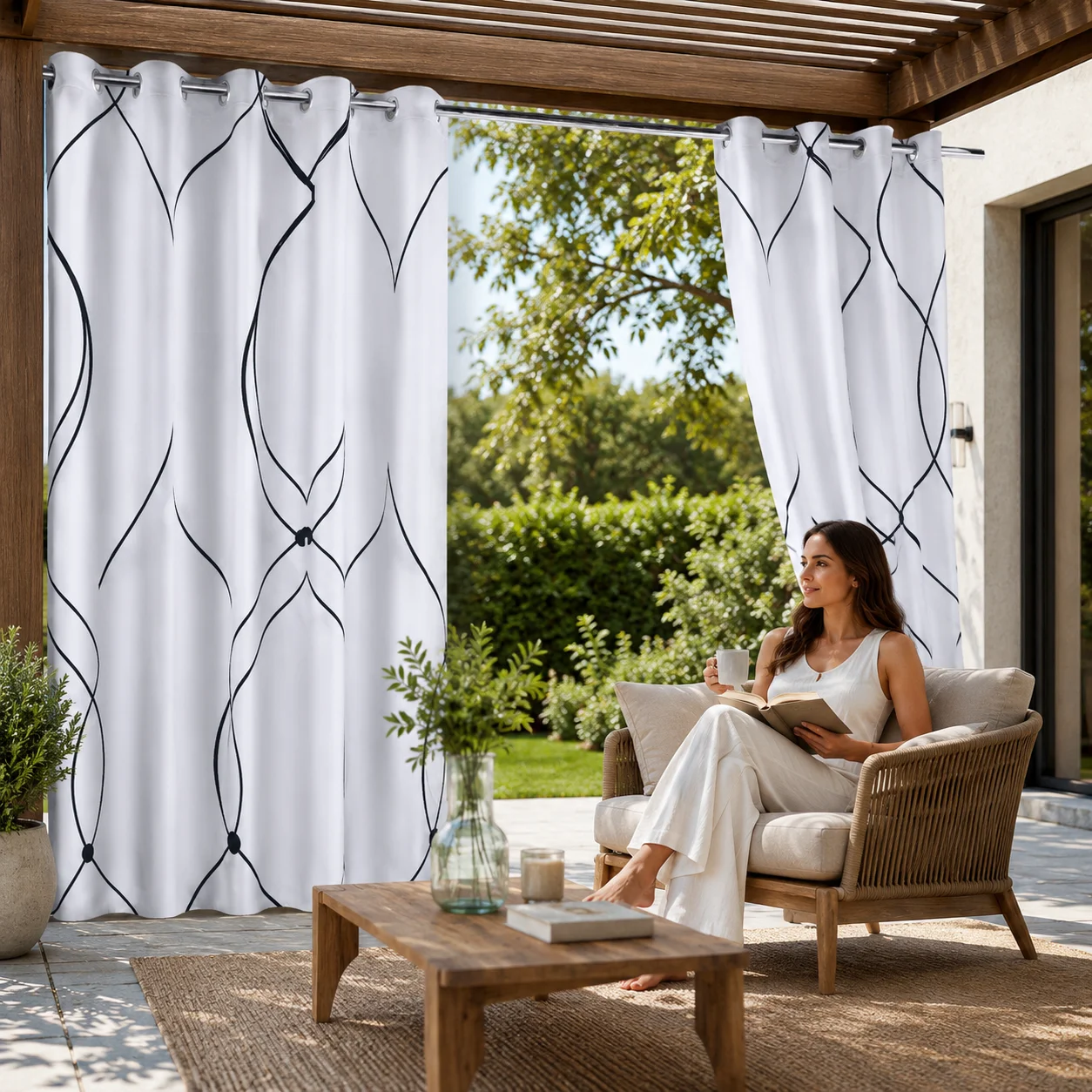 100 Zoll extra breiter Outdoor-Verdunkelungsvorhang, wasserdichter Terrassenvorhang mit schwarzem Linienmuster, thermoisolierte Sichtschutzvorhänge mit Ösen für Pergola, Pavillon, Veranda, Garten und