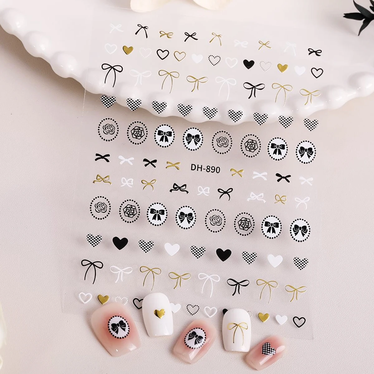 1/2 stuks minimalistische high-end nagelstickers, veelzijdig plat ontwerp, uitgeholde hartvormige strik nagelstickers, doe-het-zelf decoratie