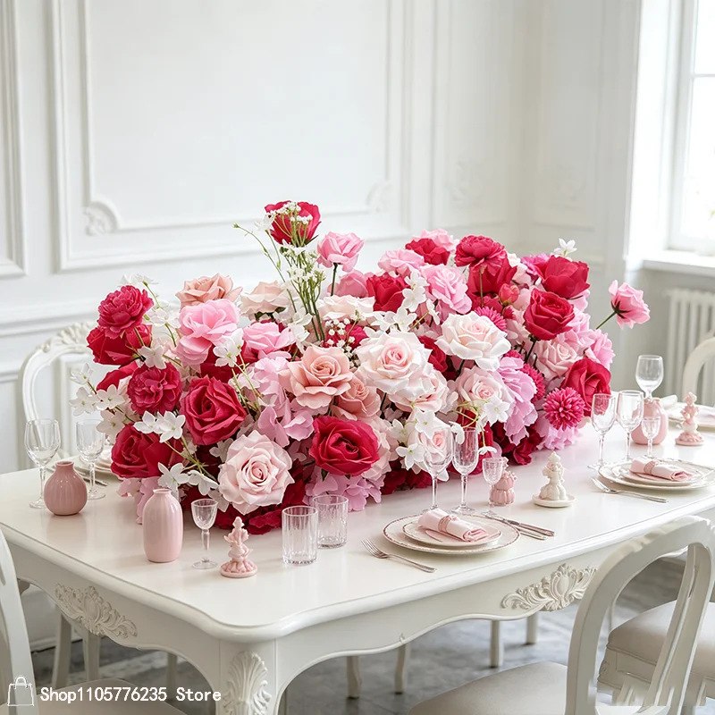 Knallrosa künstliche Rosenblumenreihe, Hochzeits-Blumenarrangement, Bühnenhintergrund, Tischdekoration, Blumen für Party- und Eventdekoration. – Detail 2