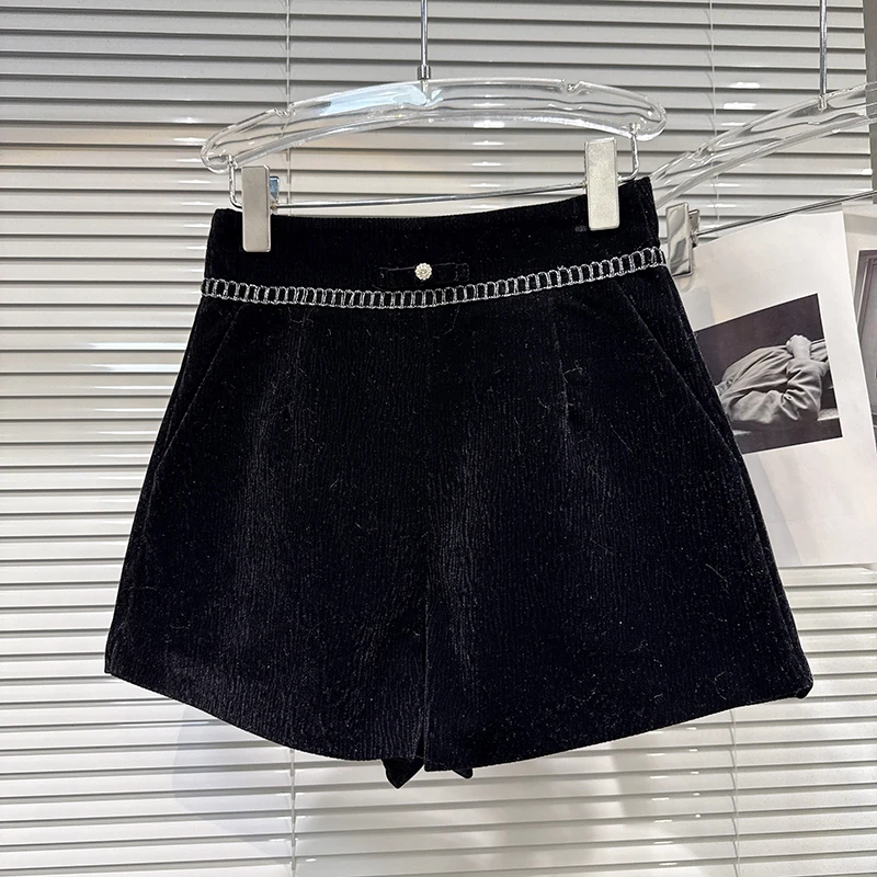 شتاء 2025 شتاء جديد النمط الفرنسي اللؤلؤ القوس المطرزة حافة المخملية عالية الخصر السراويل النساء السراويل نمط عطرة صغيرة