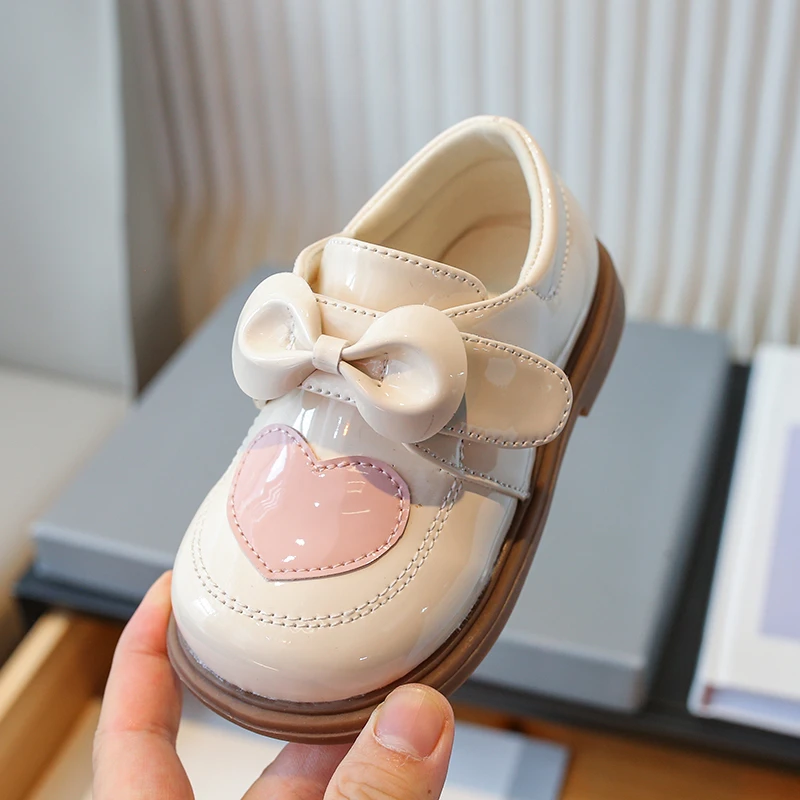 Niedliche Mary-Jane-Schuhe mit Herzapplikation und Plateausohle für kleine Mädchen, Freizeitschuhe aus Lackleder mit Schleife und Klettverschluss, dicke Sohle – Detail 5