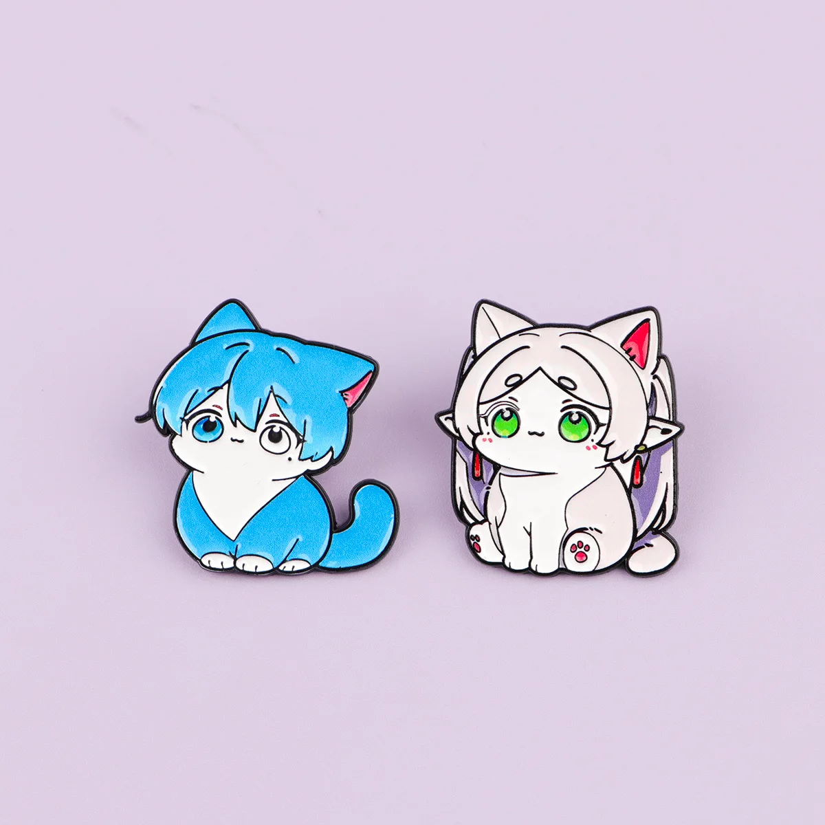 2 Stück Niedliche Anime-Mädchen Emaille-Anstecknadeln Cartoon-Katzen-Broschen für Mäntel Damen-Broschen Revers-Abzeichen Schmuck Cosplay-Geschenk für Freunde