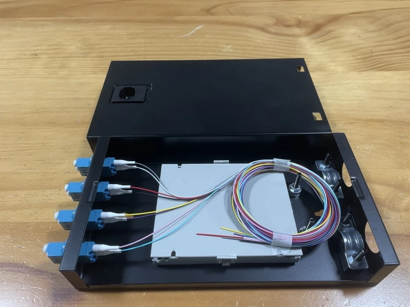 

Одномодовая оптическая коробка LC, 4-портовая 8-ядерная оптоволоконная клеммная коробка с адаптером LC