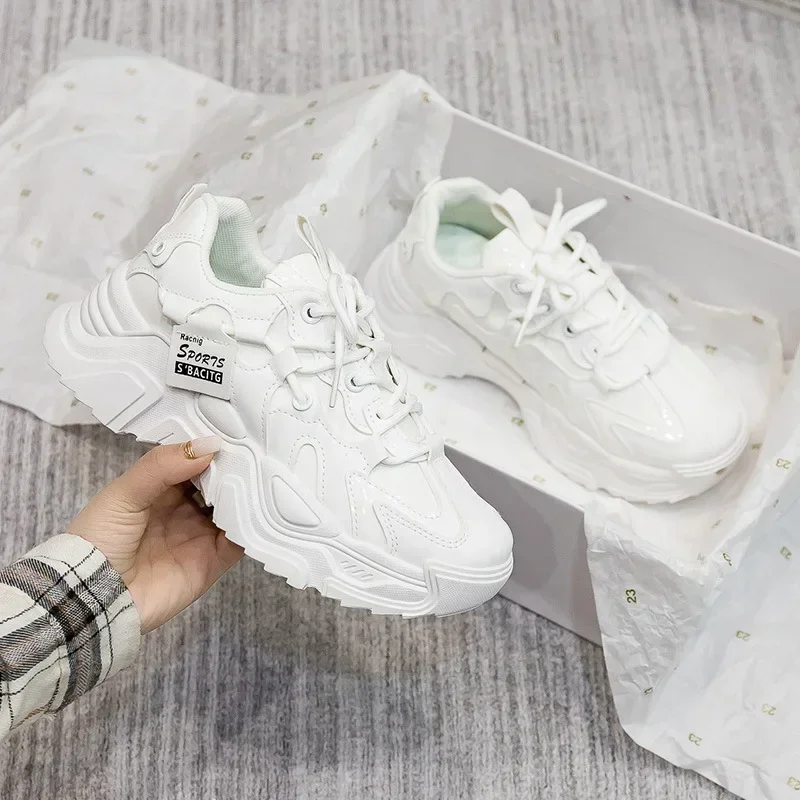 Buty damskie platforma jesienna skóra 2024 nowe wszechstronne czarne tenisówki na co dzień jednokolorowe sznurowane buty wulkanizowane Tenis Feminino