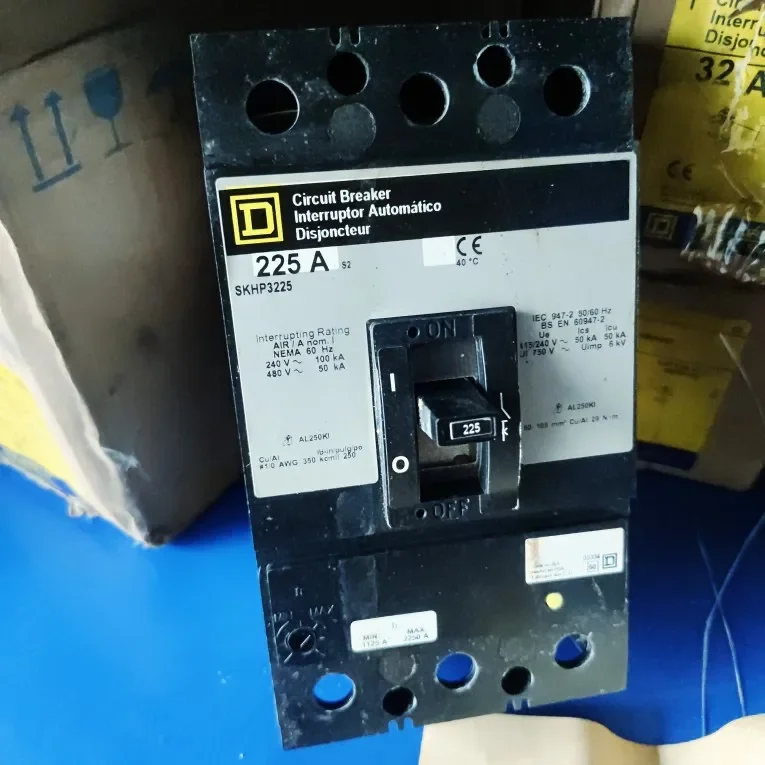 

2025 2025 КВАДРАТ D SKHP3225 3P 225A