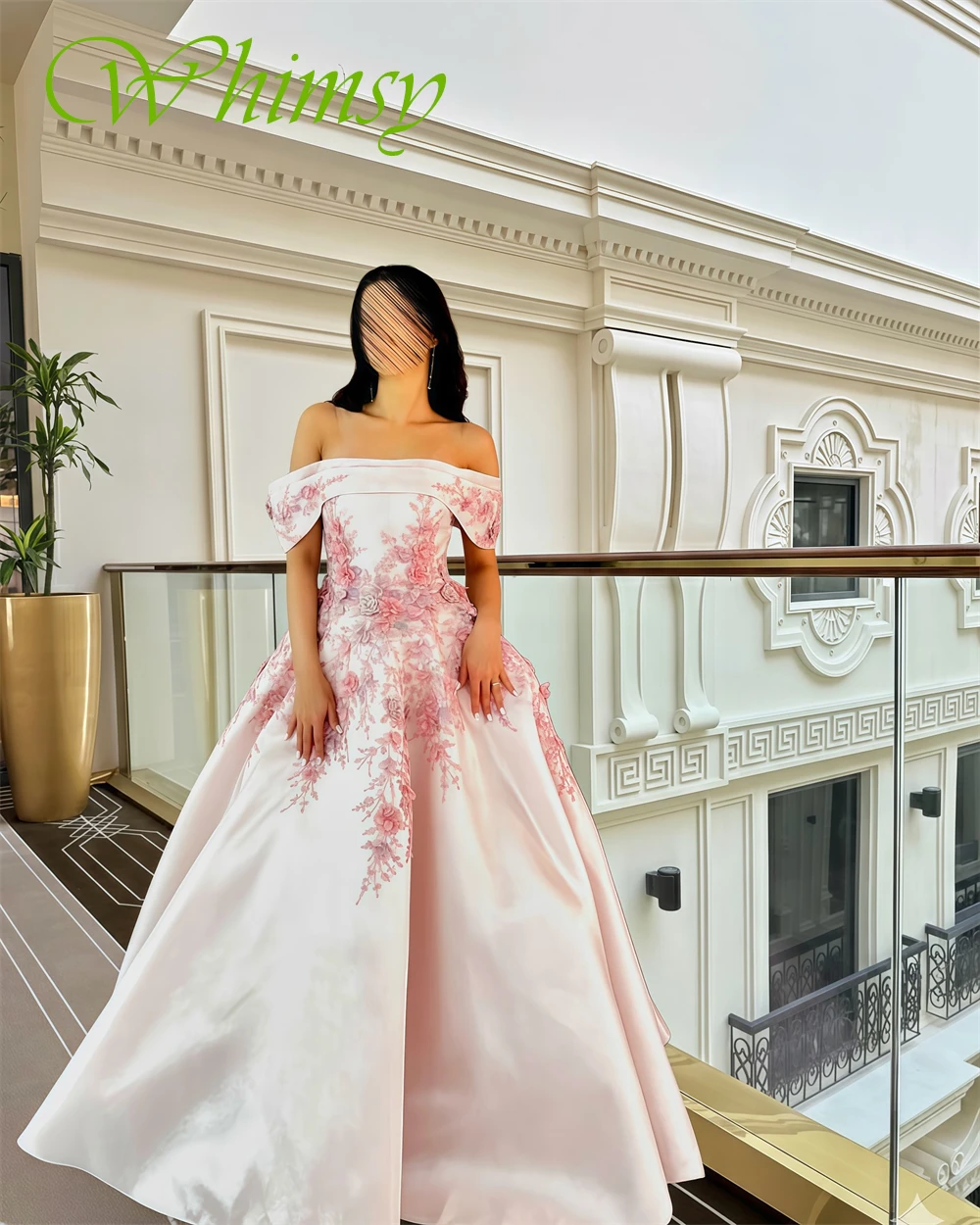 ชุดราตรีคอเรือหรูหราสั่งตัดพิเศษ ประดับด้วยงานปักประณีต ผ้าซาติน ชุดราตรีงานพรอมทันสมัย ชายกระโปรงยาวแบบชาเปล ชุดสำหรับโอกาสพิเศษ