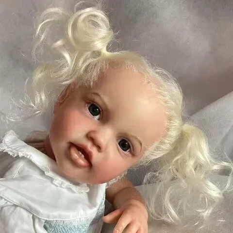 Dostosowana oferta 24-calowa lalka Reborn Baby Lottie z ręcznie ukorzenionymi blond kręconymi włosami, wykończona lalka z różną sukienką