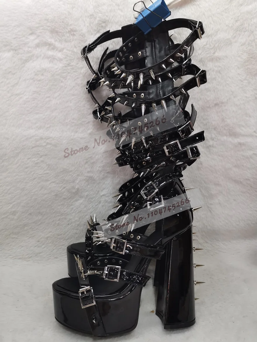 أسود غريب صندل بكعب مكتنز مسامير معدنية الصنادل منصة عالية المسامير الطويلة نمط Punky أحذية الركبة مشبك حزام ملهى ليلي الأحذية