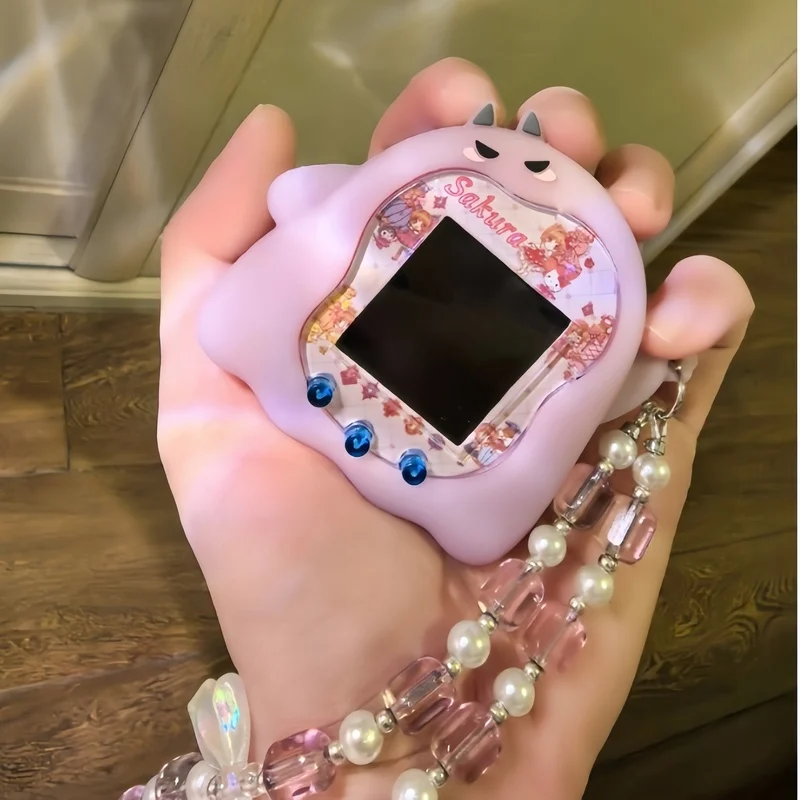 Disponibile Bandai Tamagotchi Uni Electronic Pet Purple Little Devil Custodia protettiva in silicone con adesivi e cinturino da polso