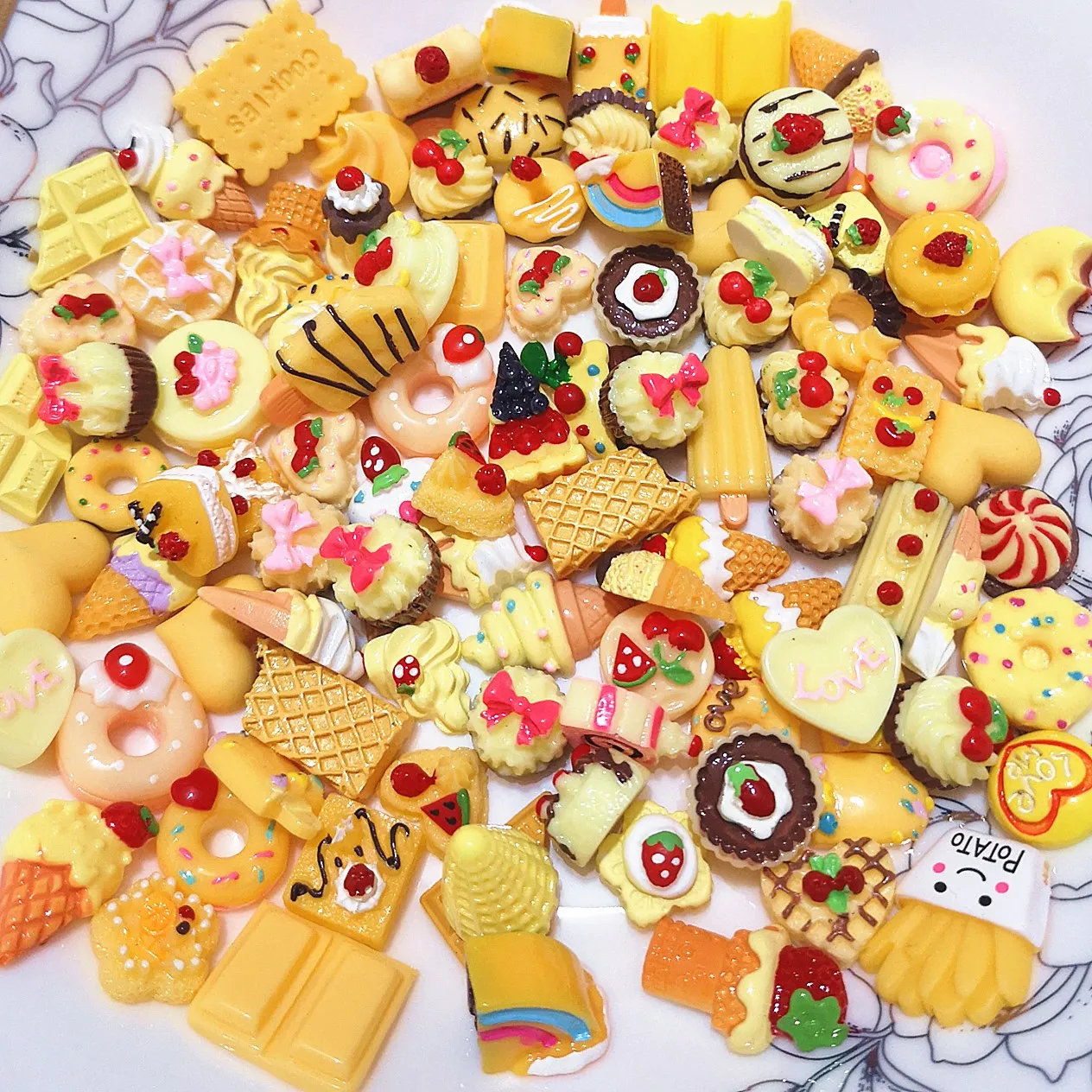 10 Stück Keks Donuts Süßigkeiten Kuchen Harz mit flacher Rückseite Charms Cabochons Mini Figur Puppenhaus Miniatur Handwerk Haarschmuck Mädchen – Detail 3