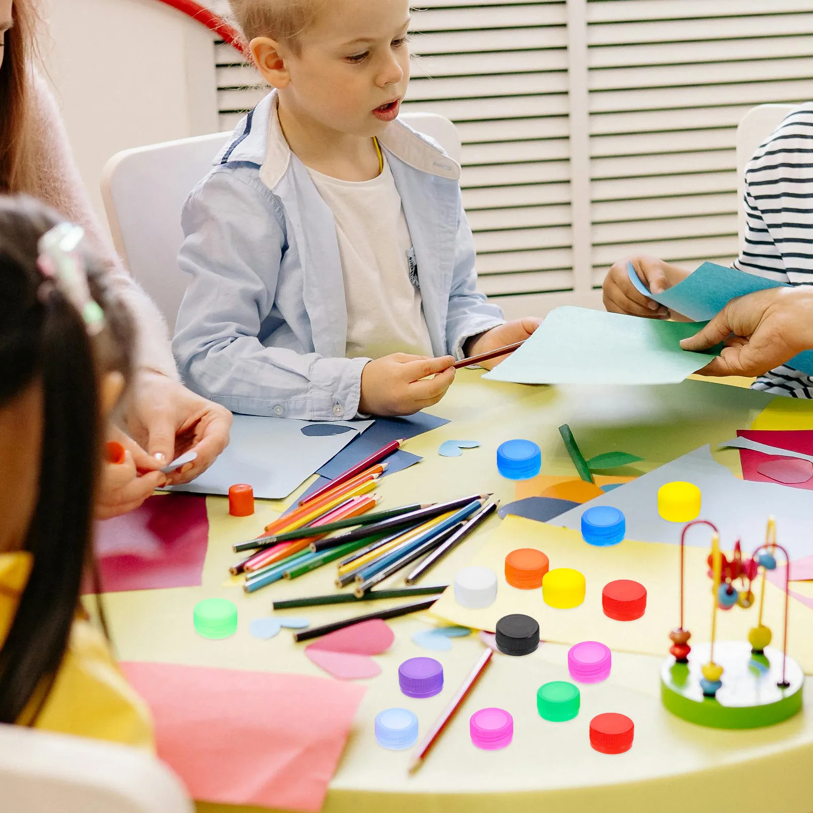 

Набор из 100 разноцветных пластиковых крышек для бутылок для поделок, творчества в детском саду, художественных занятий, смешанные крышки для рукоделия, креативные принадлежности