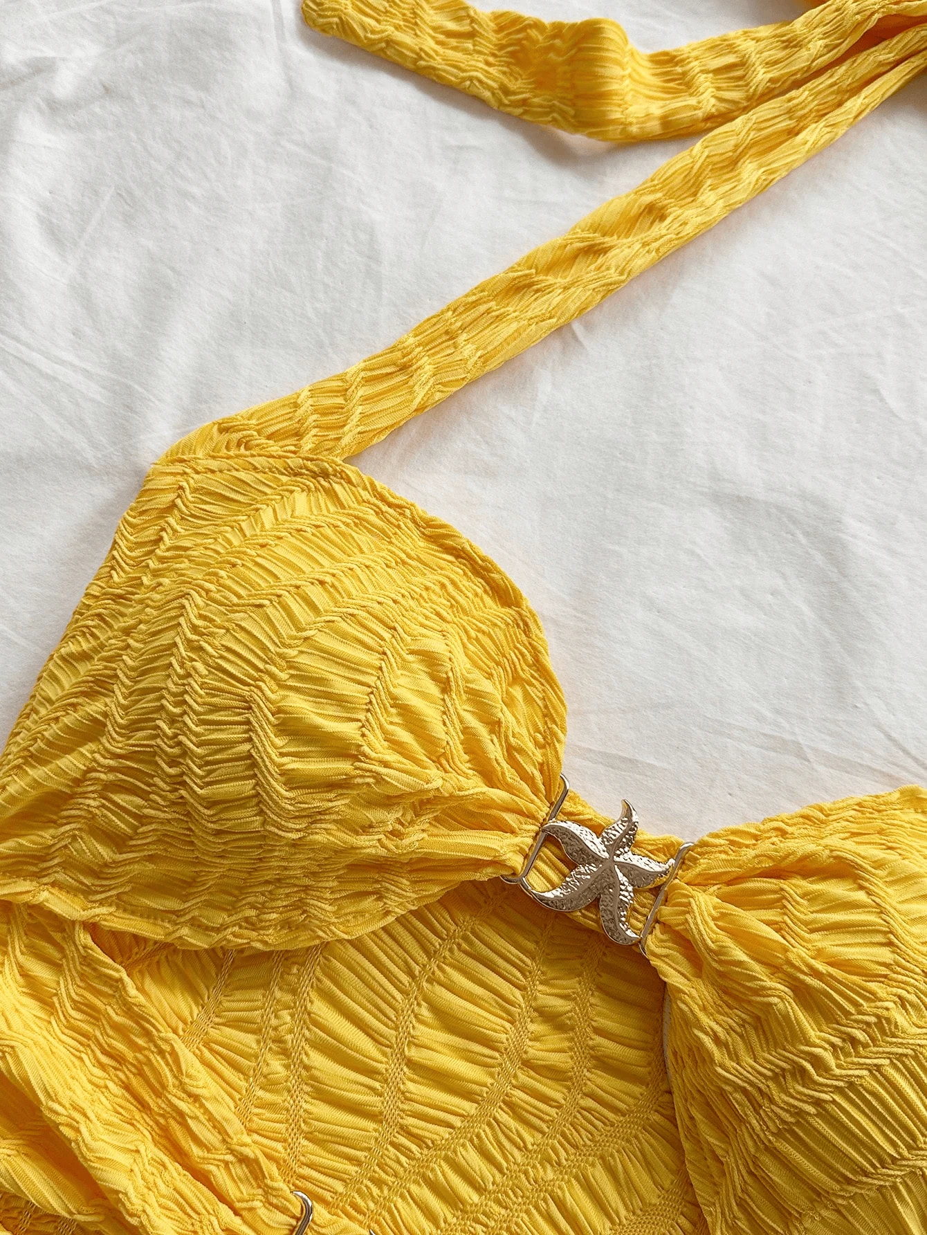 اتجاه الموضة النسائية الجديد لصيف 2025 قميصًا مجوفًا برقبة رسن وظهر مكشوف وتنحيفًا ومجوفًا مع صغير #6