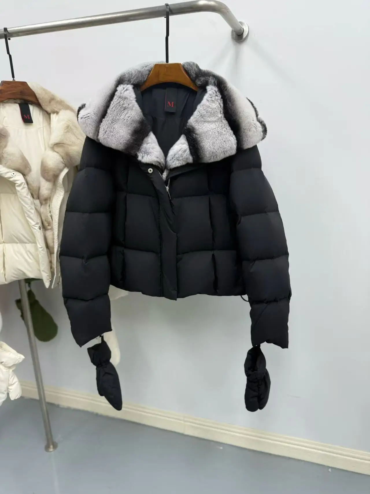 Winter 2025 Women's ort Puffer Jaet White Goose down Fur Collar Hat Inteated Casual Gloves Outerwear Korean Sle