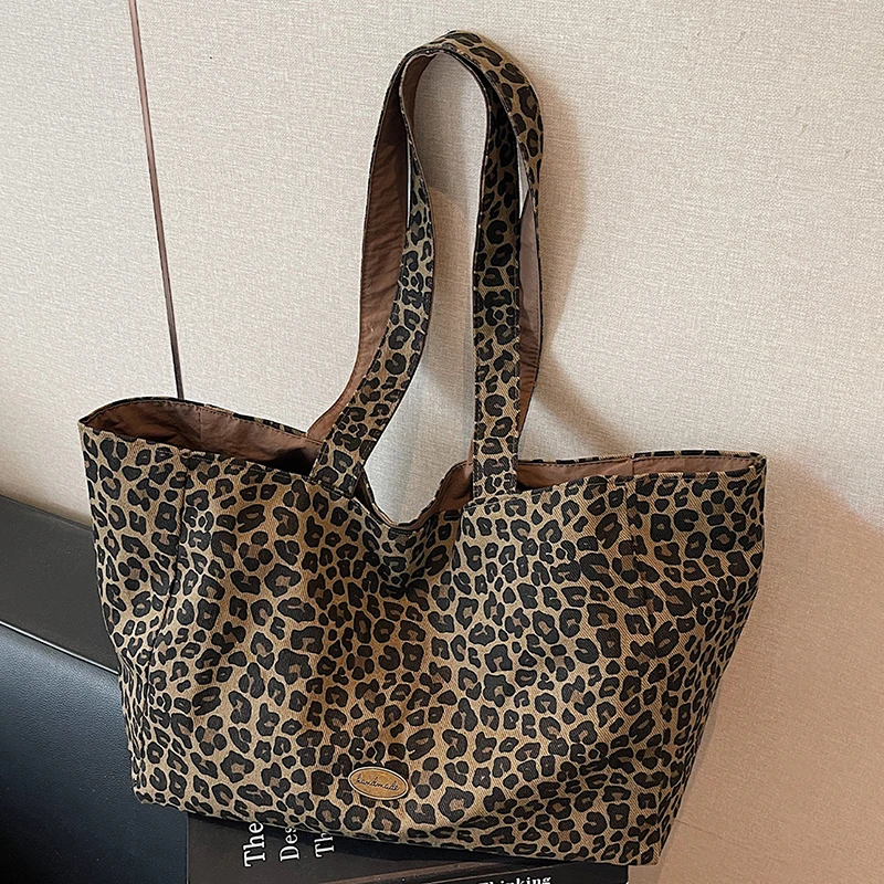 

Простая женская сумка с леопардовым принтом для отдыха, новинка 2023 года, летние модные универсальные сумки на плечо, большая вместительная дорожная сумка-тоут