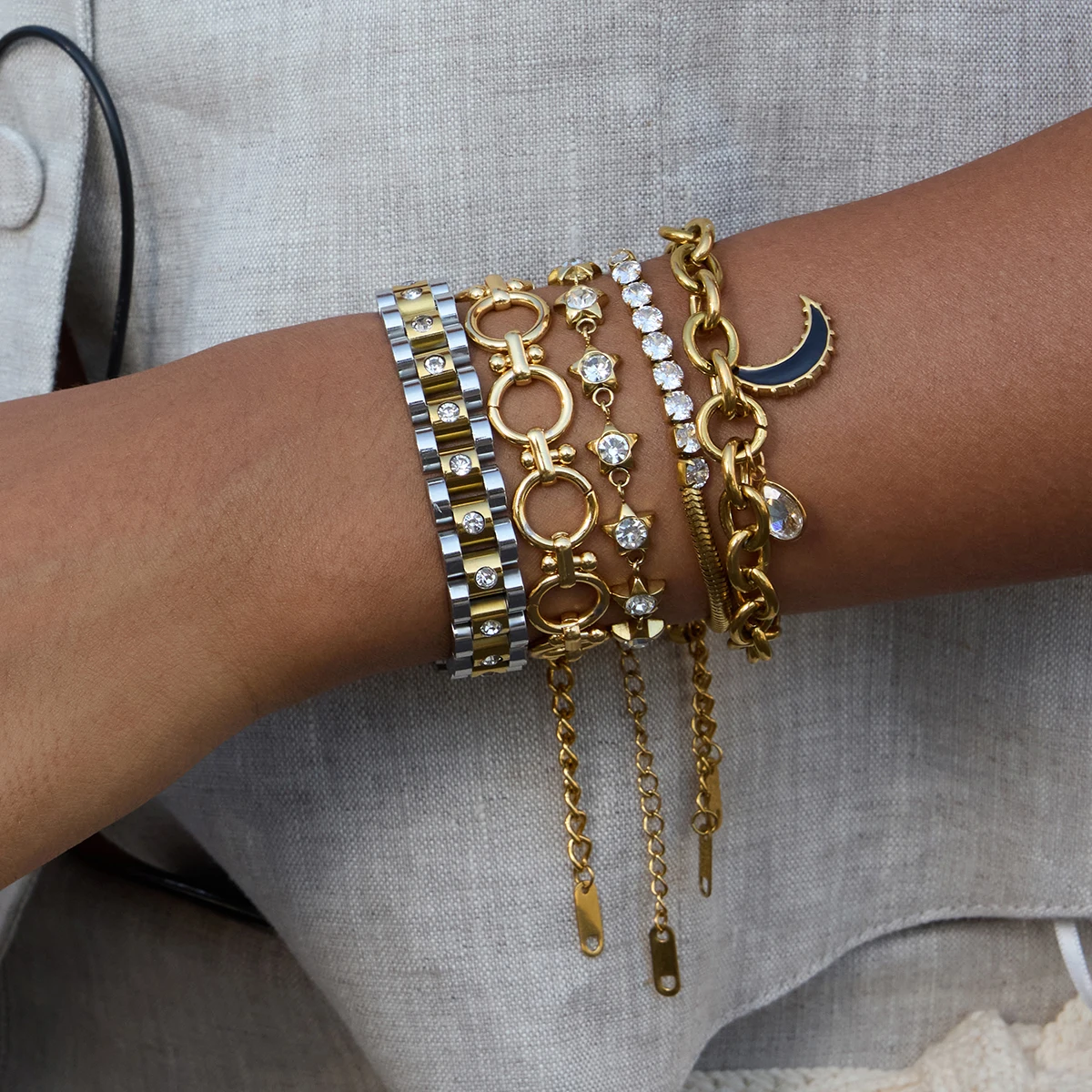 

AIKOER Minimalist 18K Gold Color Plated Stainless Steel Rhinestone Water Drop Pendant Black Oil Drop Moon Pendant Bracelet Women