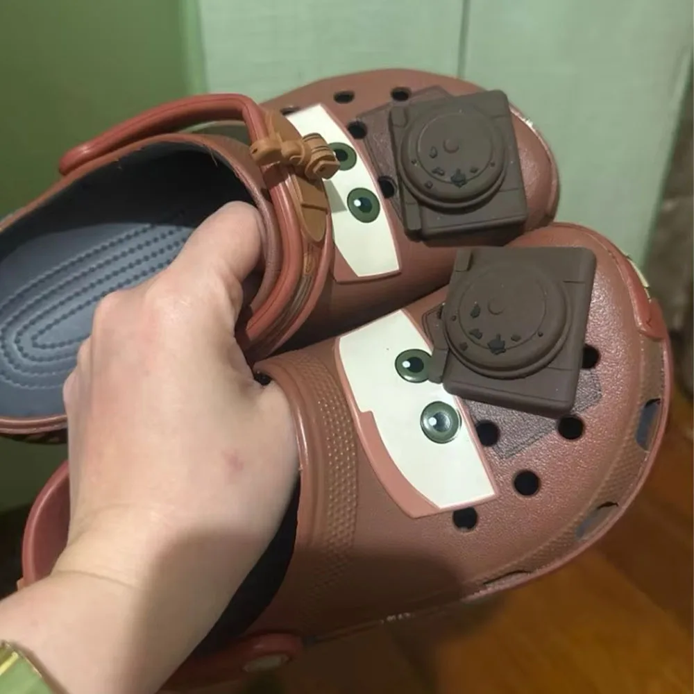 Pantuflas de dibujos animados de anime para adultos, zuecos de coches bonitos, sandalias de playa antideslizantes para exteriores, zapatos casuales con agujeros para hombres, zapatos de jardín