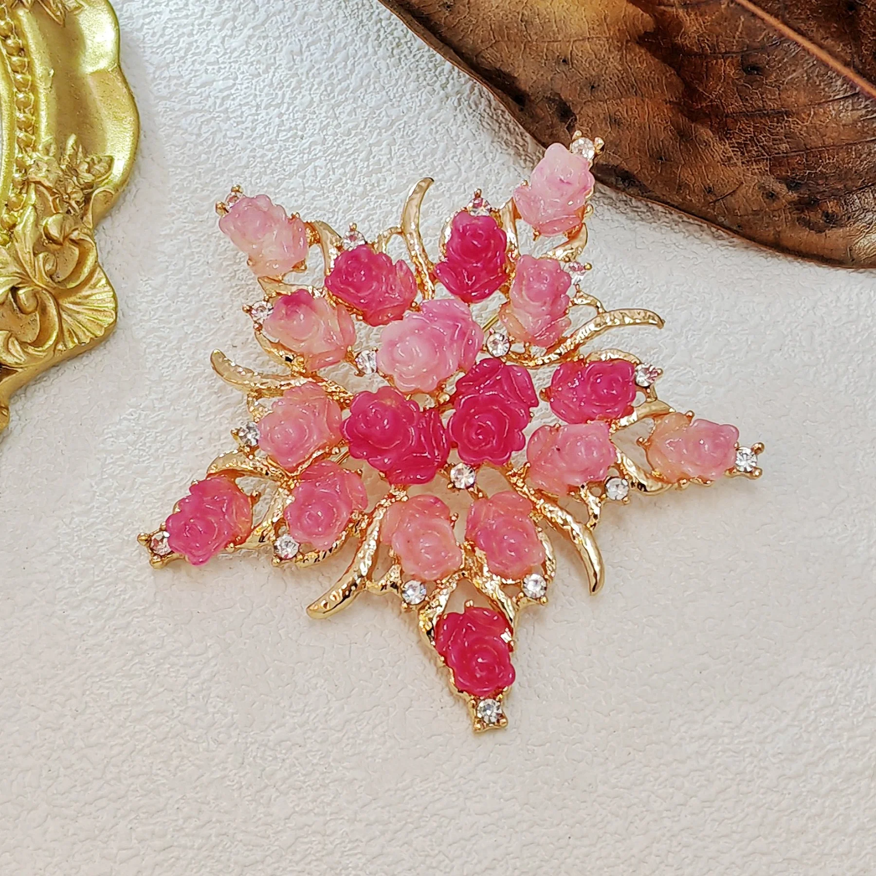 Fashionable Look Pink Sculpted Floral Star Brooches Pins Romantic Jewelry for Mom Grandmother Friend Colleague Birthday Gift