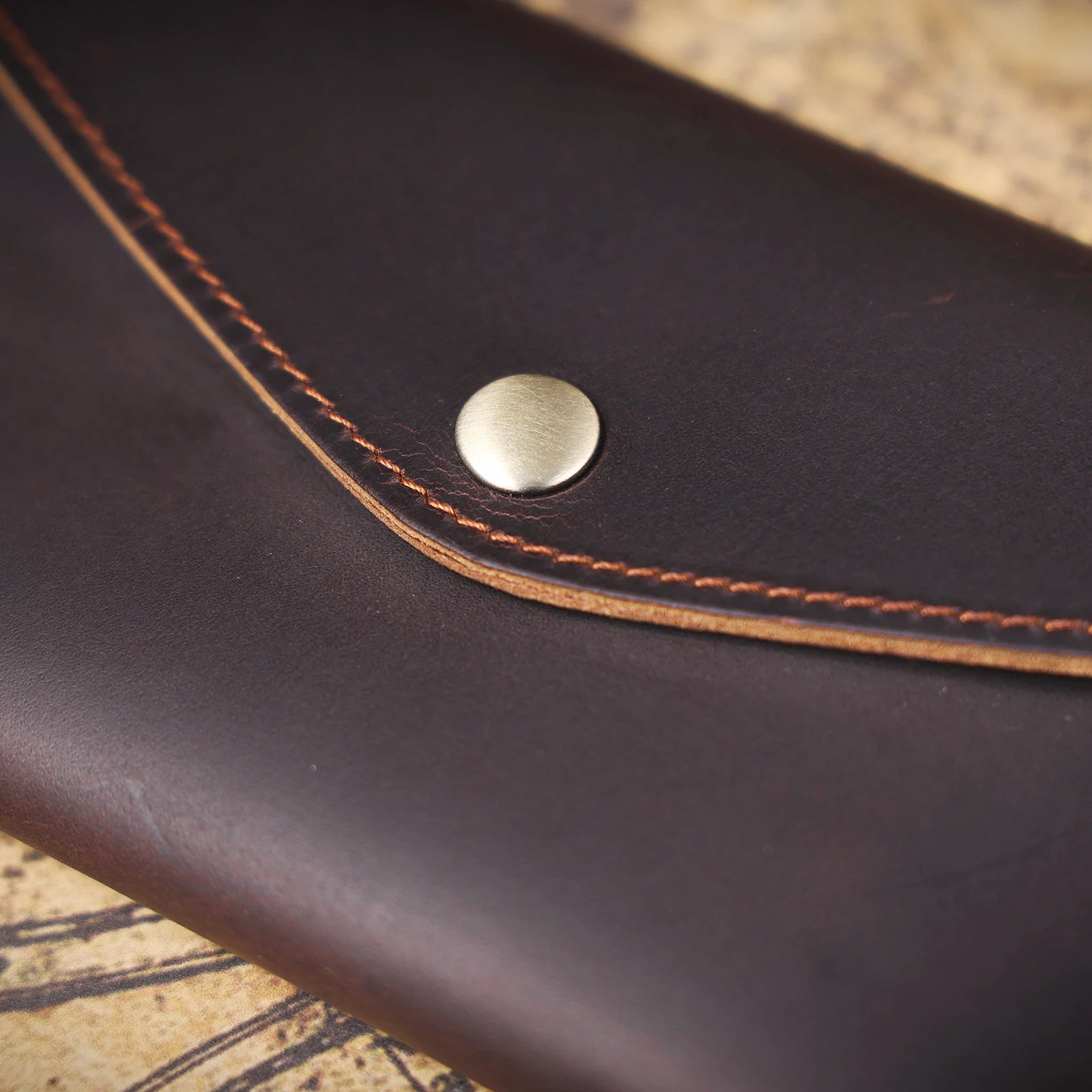 S.WORKER Vintage Echtleder-Clutch-Tasche Handgefertigte Herren-Langbörse für Handy, Bargeld und Karten. – Detail 9