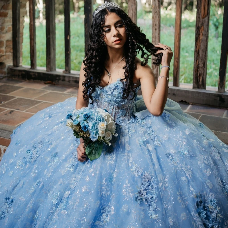 فساتين Quinceanera لامعة باللون الأزرق السماوي قبالة الكتف مزين بفيونكة دانتيل مطرز بالكريستال تول حفلة عيد ميلاد حلوة 16 فستان فيستدو