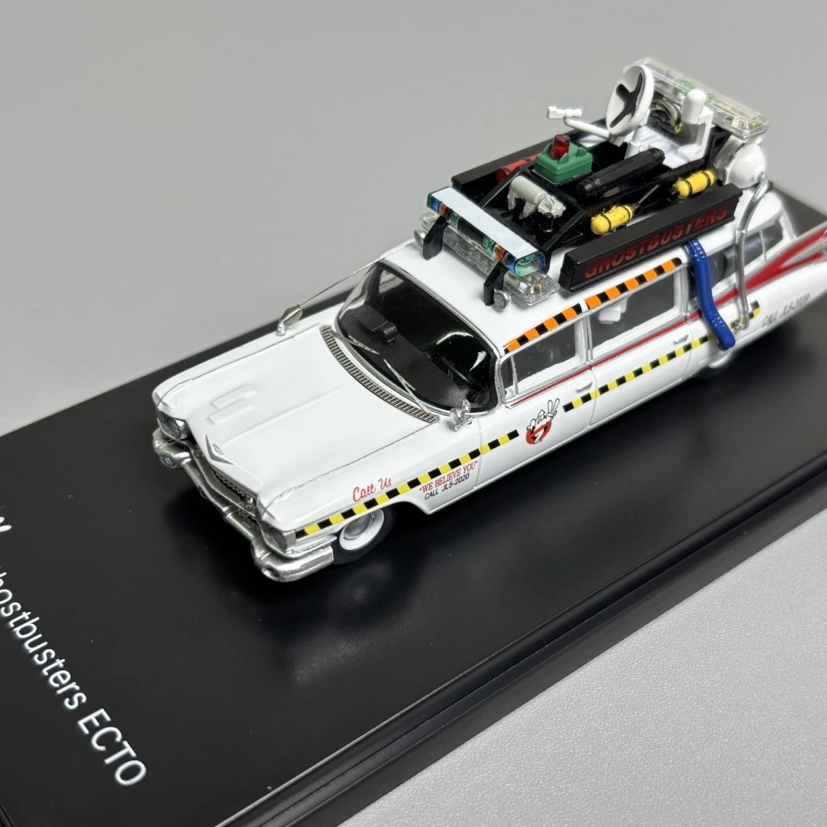 

Литая под давлением масштаб 1:64 Cadillac Miller Ecto-1 Gacha модель автомобиля Коллекционная игрушка в подарок сувенир дисплей орнамент