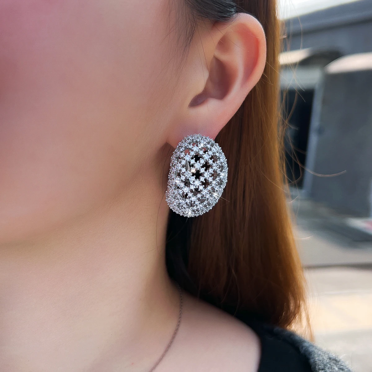 CWWZircons Neue Mode Zirkonia Große Auffällige Halbkreisförmige Creolen für Frauen Einzigartiger Hochzeitsschmuck Großhandel E1218 – Detail 4