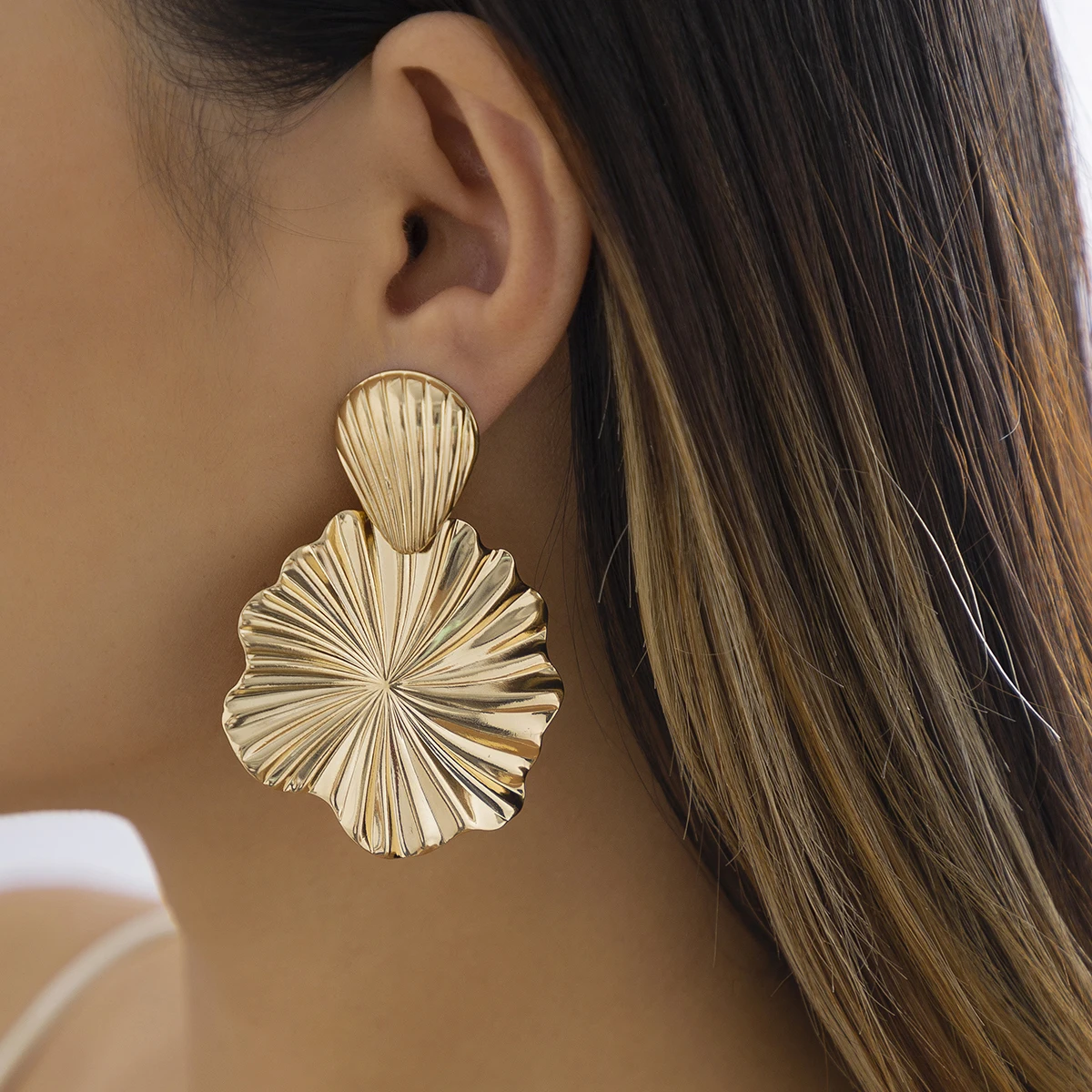 Trendy Geometric Lotus Leaf Shape Pendant Drop Earrings for Women Gold Color Hanging Earrings Ladies Jewelry Wedding Party Gift image 3