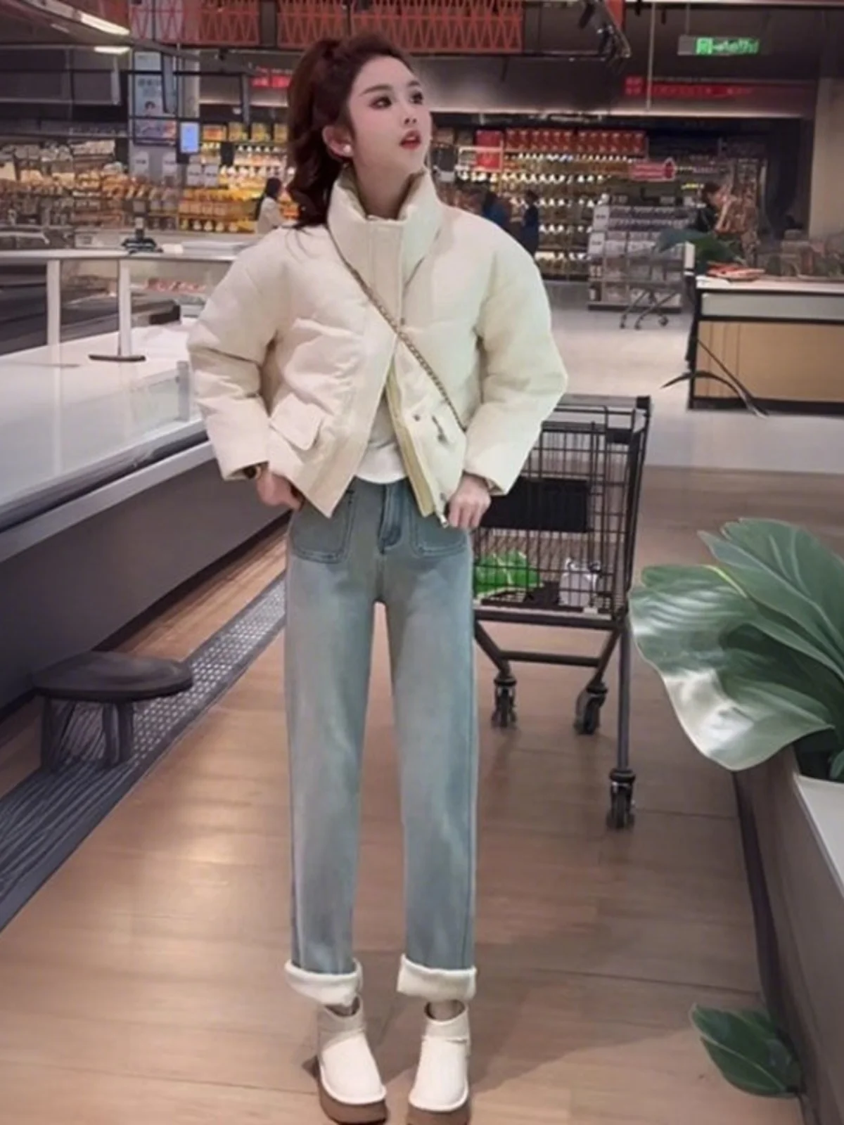 

Модная универсальная короткая пуховая куртка для женщин: новая зимняя модель в простом цвете, повседневная, стильная, в корейском стиле, свободного кроя