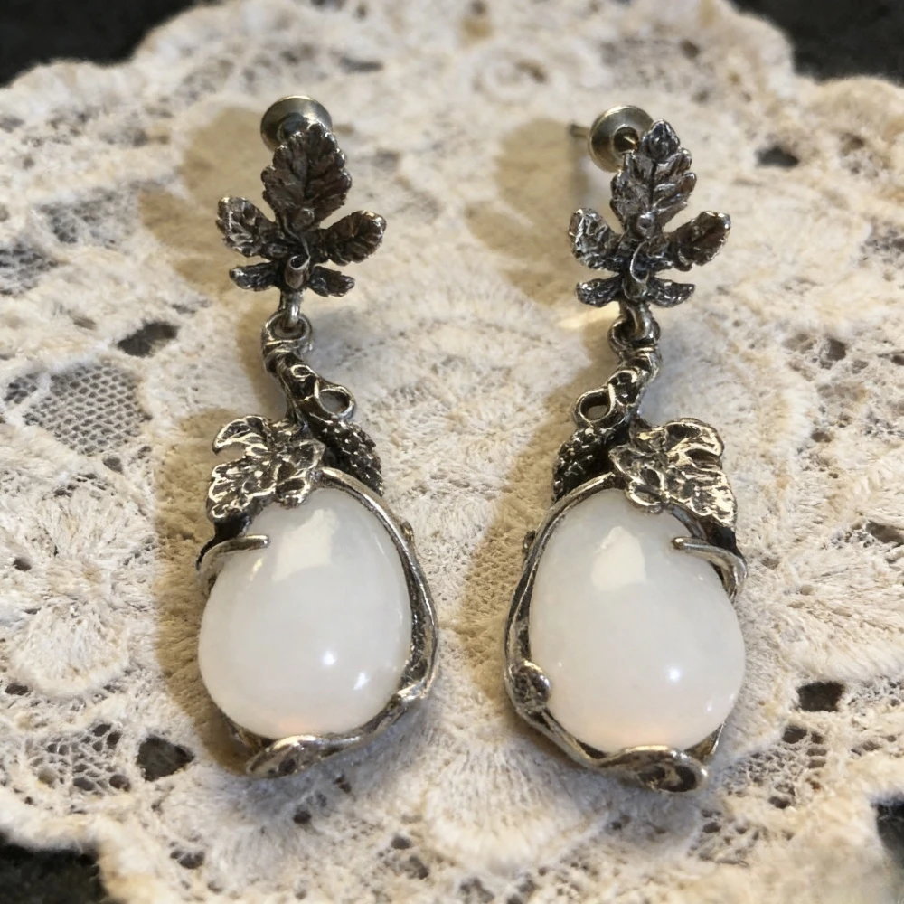 Paar Tropfenohrringe mit Opalblumen und graviertem Detail – Gothic-Retro-Erklärungsschmuck, geeignet für den Abend