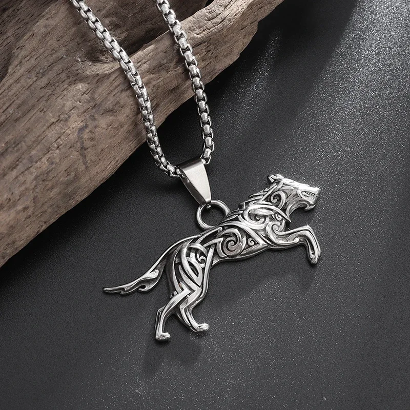 Celtic Knot Wolf Pendant Irish Celtic Knot Domineering Animal Wolf Necklace Men\'s Personalized Hip-Hop Jewelry Gift