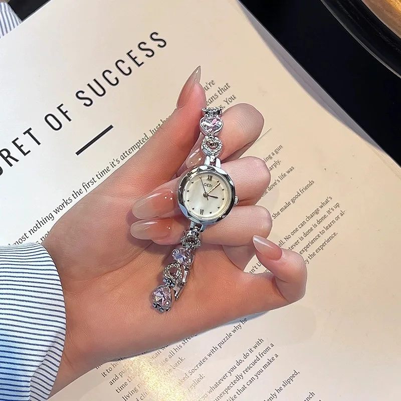 

Дизайнерские часы изысканный браслет в стиле ретро, легкий роскошный дизайн, свет любви, роскошные темпераментные полые кварцевые часы, женские аксессуары