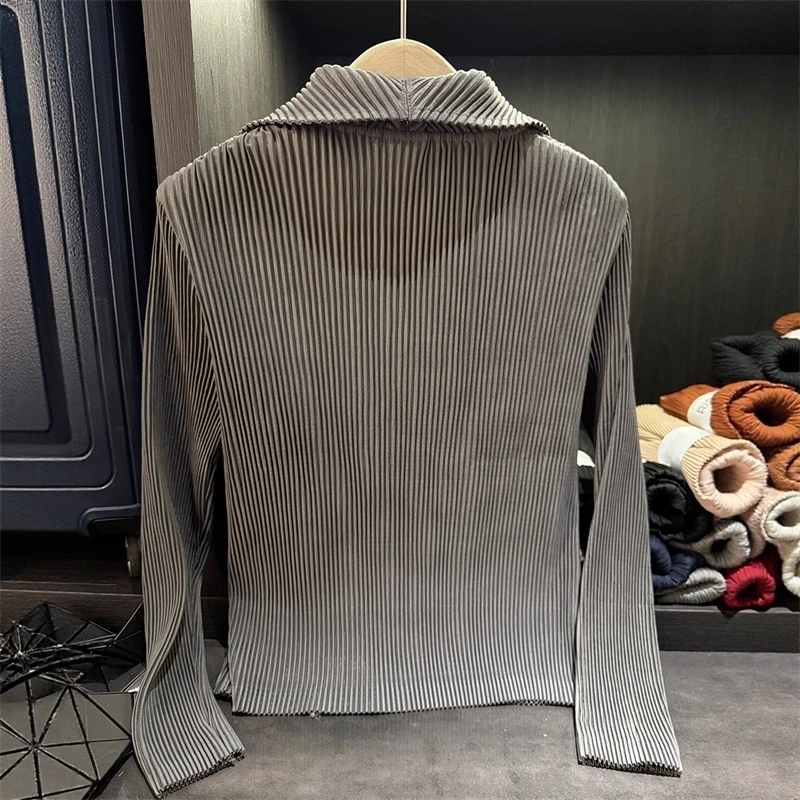 2025 Autunno Nuovo Cappotto da abito a maniche lunghe femminile leggero Chic High-end Semplice Blazer a pieghe da donna a due bottoni in tinta unita