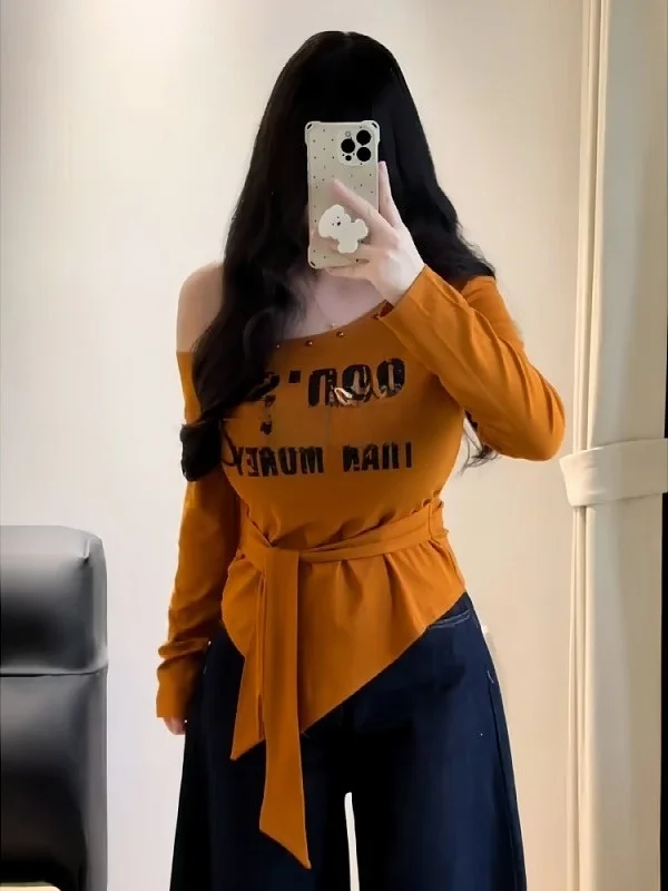 

Женская осенняя футболка больших размеров с принтом в американском стиле, асимметричным вырезом на плече и длинным рукавом, стройнящий красивый топ