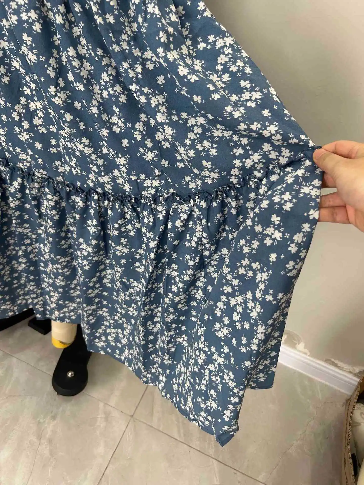 Meia saia com emenda de três camadas para roupas femininas de primavera e verão, cinto floral pequeno, saia longa, saia evasê